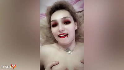 Ivan Helsing سخت fucks یو سکسی ویمپائر او د هغې په غاړه راځي