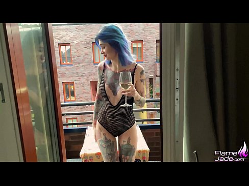 ❤️ زړه راښکونکې انجلۍ د خلاص اسمان لاندې په جوش سره د ګلپ سره وخوري ❌